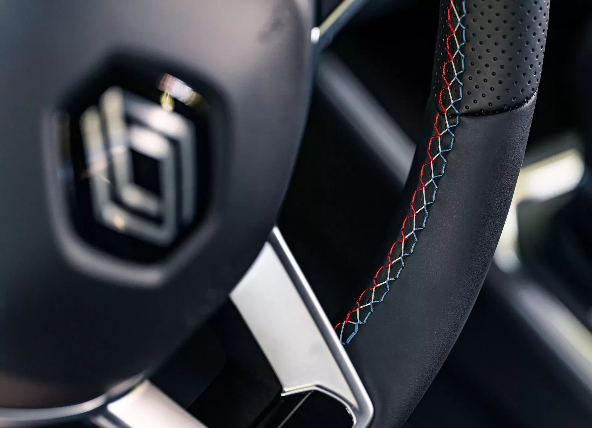 Salony Renault przelicytowały Peugeota za 69 999 zł. Hit z ceną 66 884 zł ściąga tu niewyobrażalne tłumy do salonów