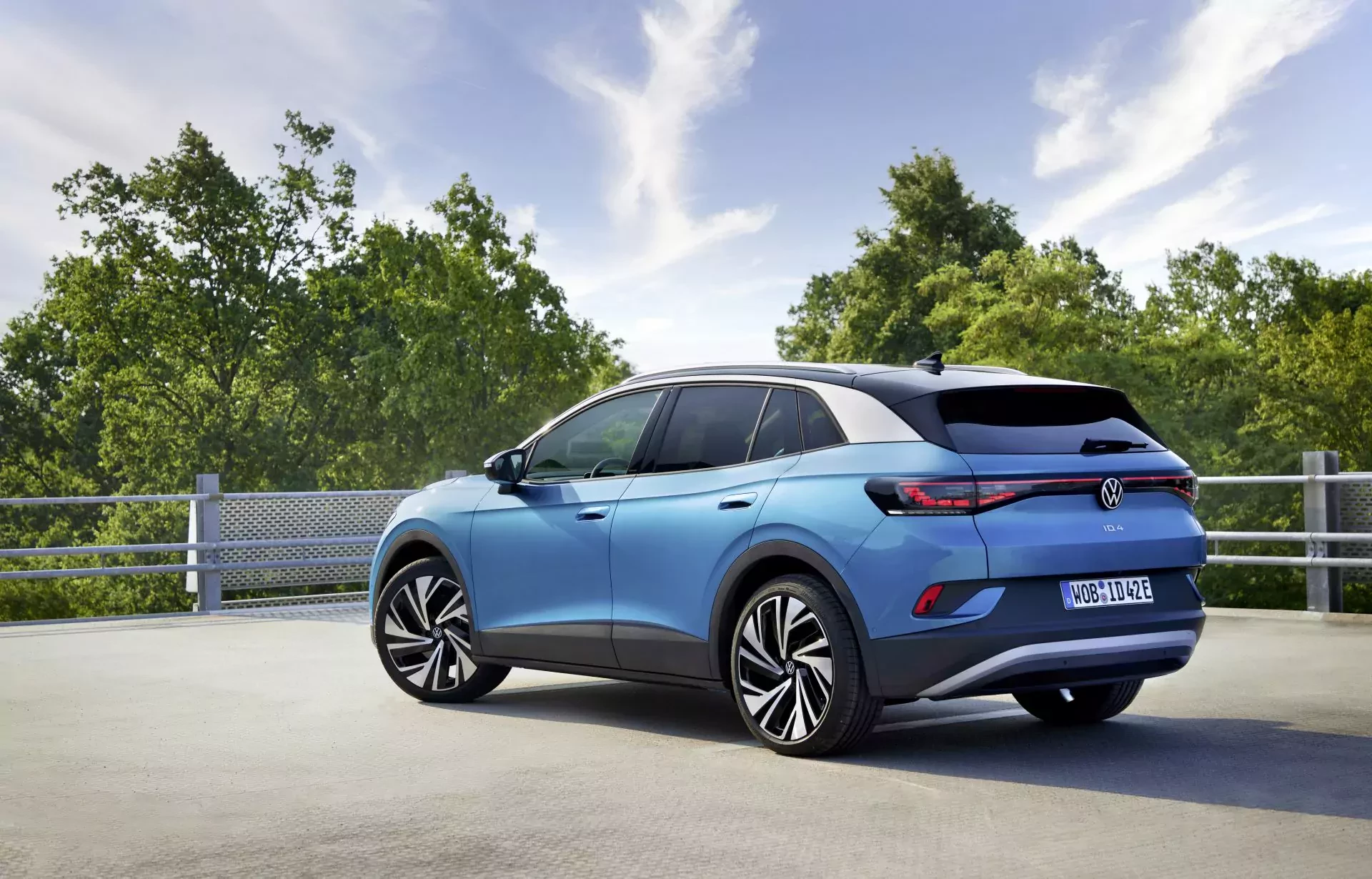 Volkswagen ID 4 elektryczny SUV silnik cena ładowanie zasięg bateria opinie oceny zalety