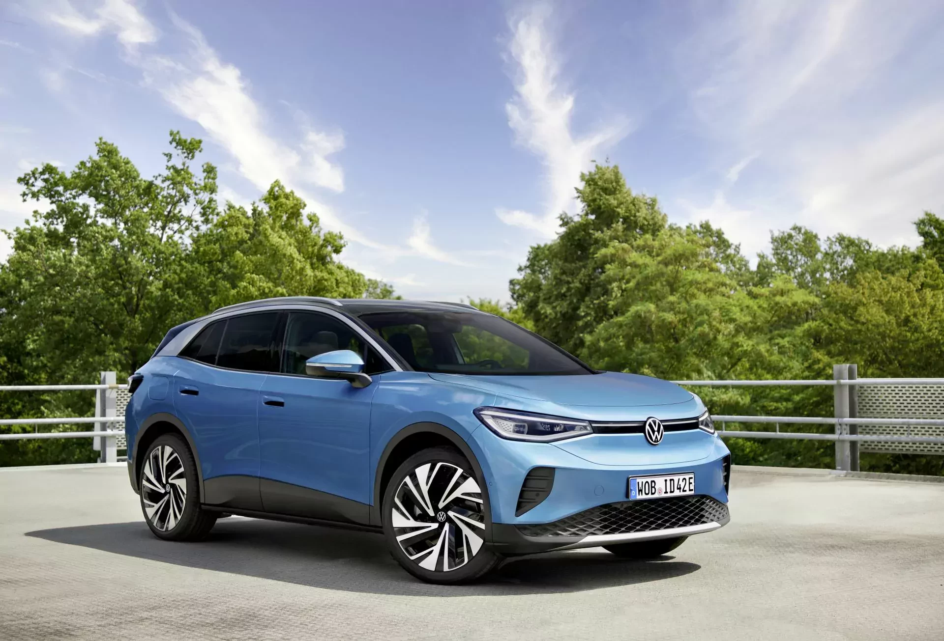 Volkswagen ID 4 elektryczny SUV silnik cena ładowanie zasięg bateria opinie oceny zalety