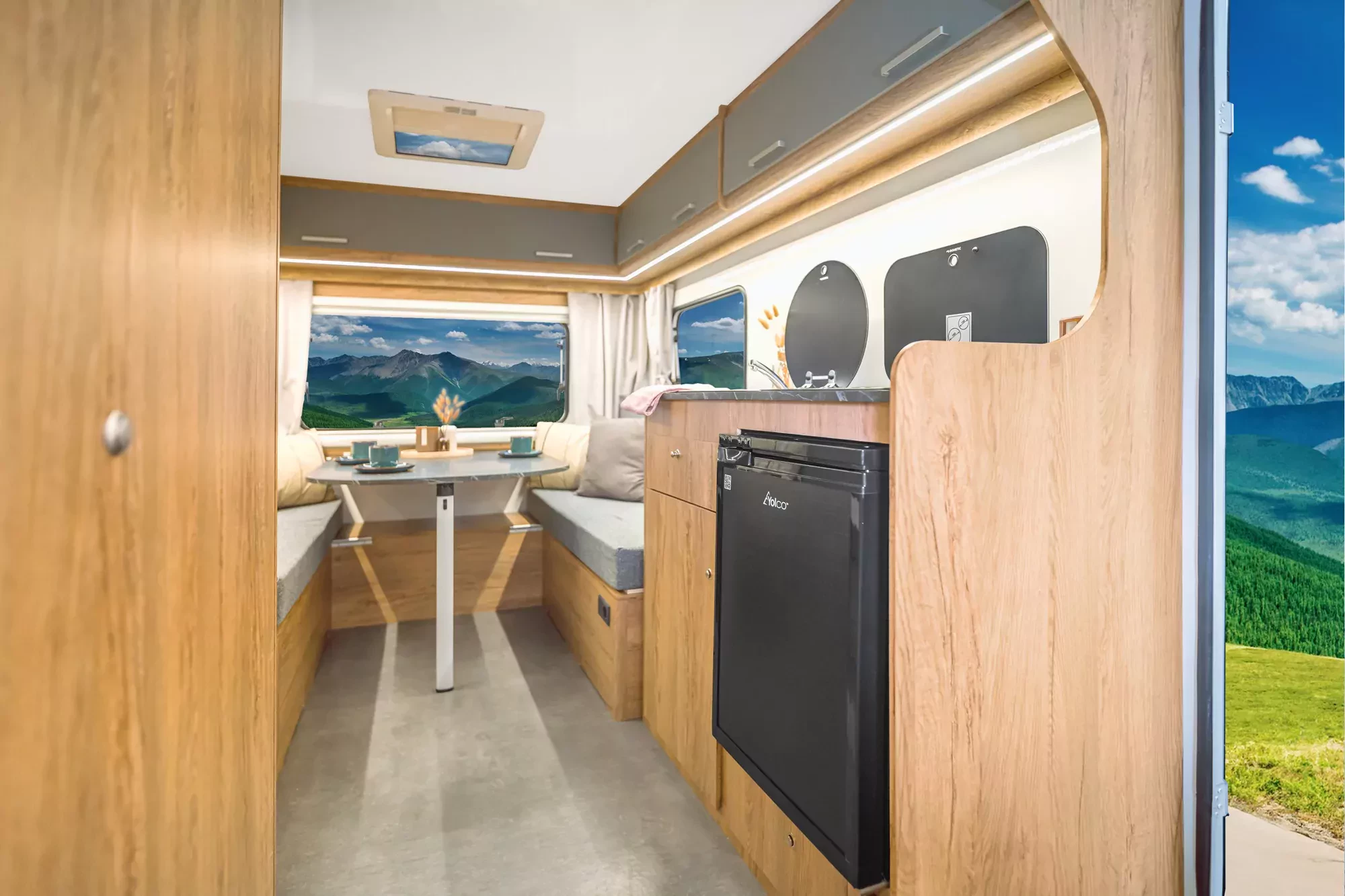 Wnętrze przyczepy kempingowej Niewiadów