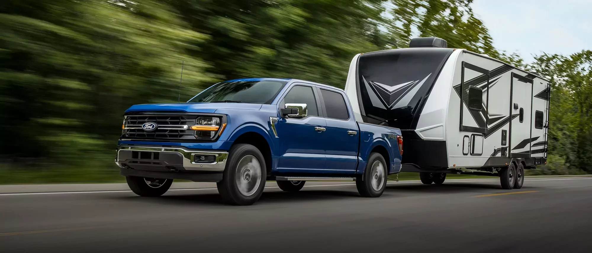 Ford F-150 z przyczepą kempingową