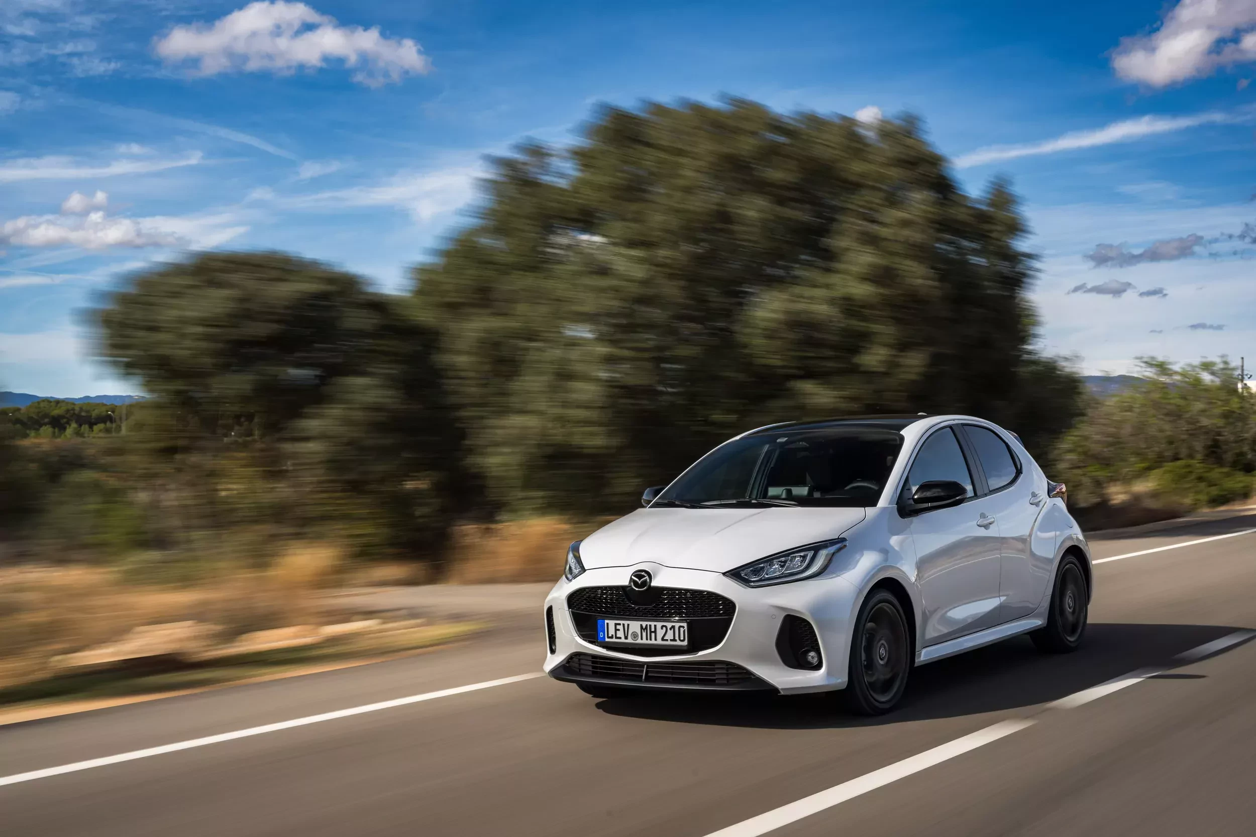 Mazda 2 Hybrid alternatywa Toyoty Yaris Hybrid