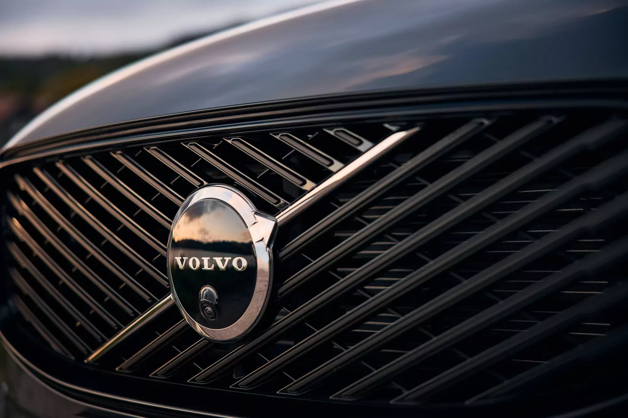 Volvo zaoferuje rok darmowego ładowania dla swoich elektryków. Program wystartuje już w 2026 roku