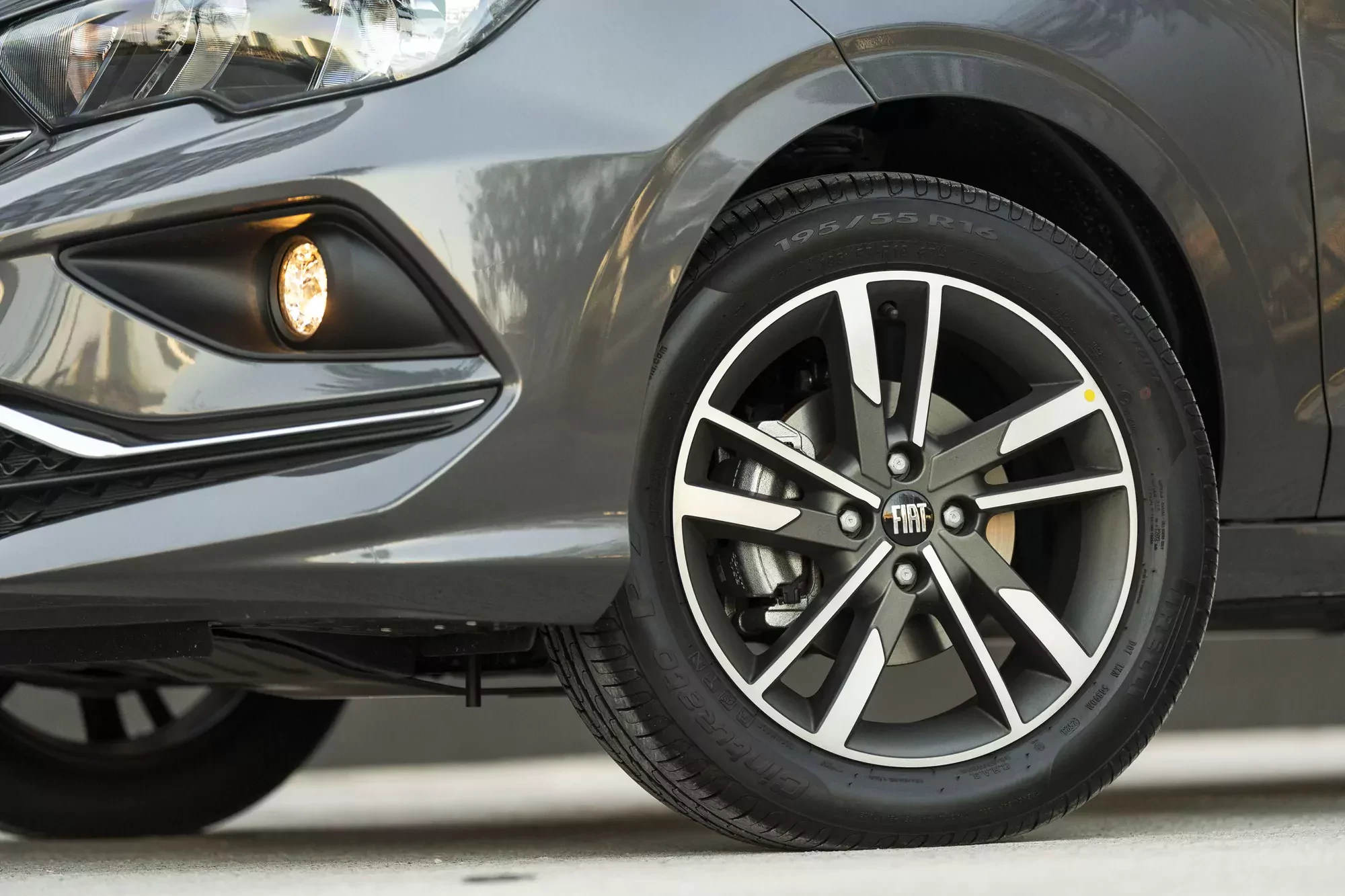 Rodzinny Fiat z niską ceną wygrywa grę o tron całego rynku. Ruch w salonach wzrósł prawie dwukrotnie