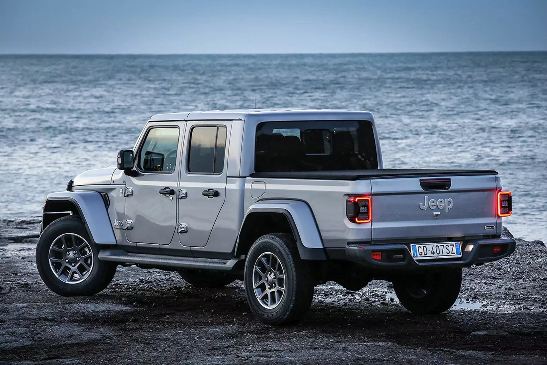 Jeep Gladiator SUV pickup silnik benzyna diesel cena ceny używany nowy