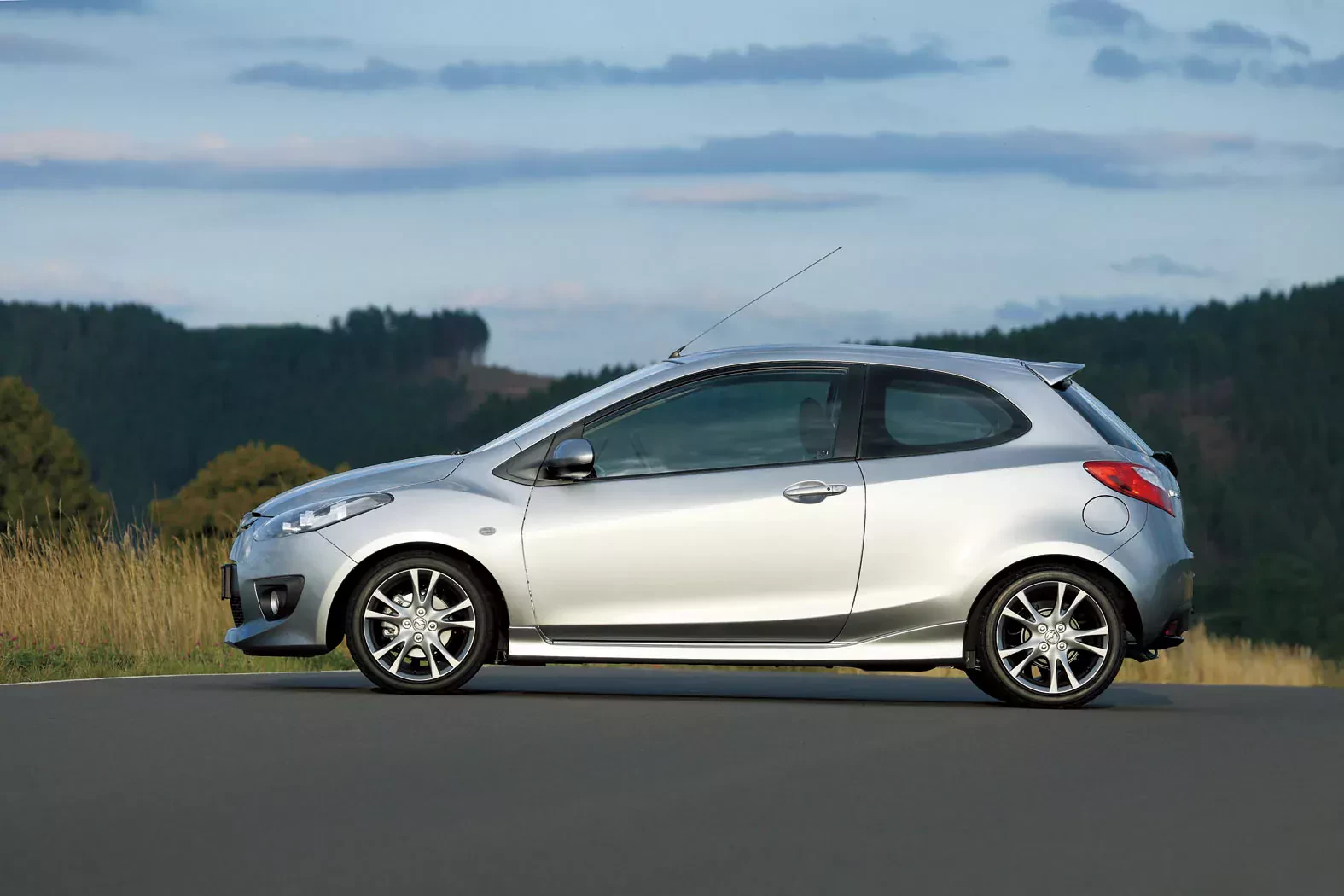 Mazda 2 używana silnik cena ceny spalanie moc osiągi benzyna diesel zalety opinie