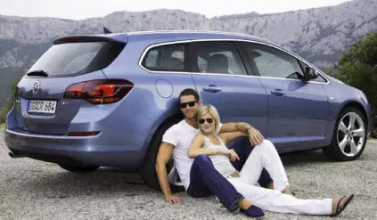 Opel Astra Sports Tourer 2011