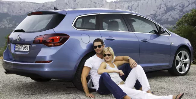 Opel Astra Sports Tourer 2011