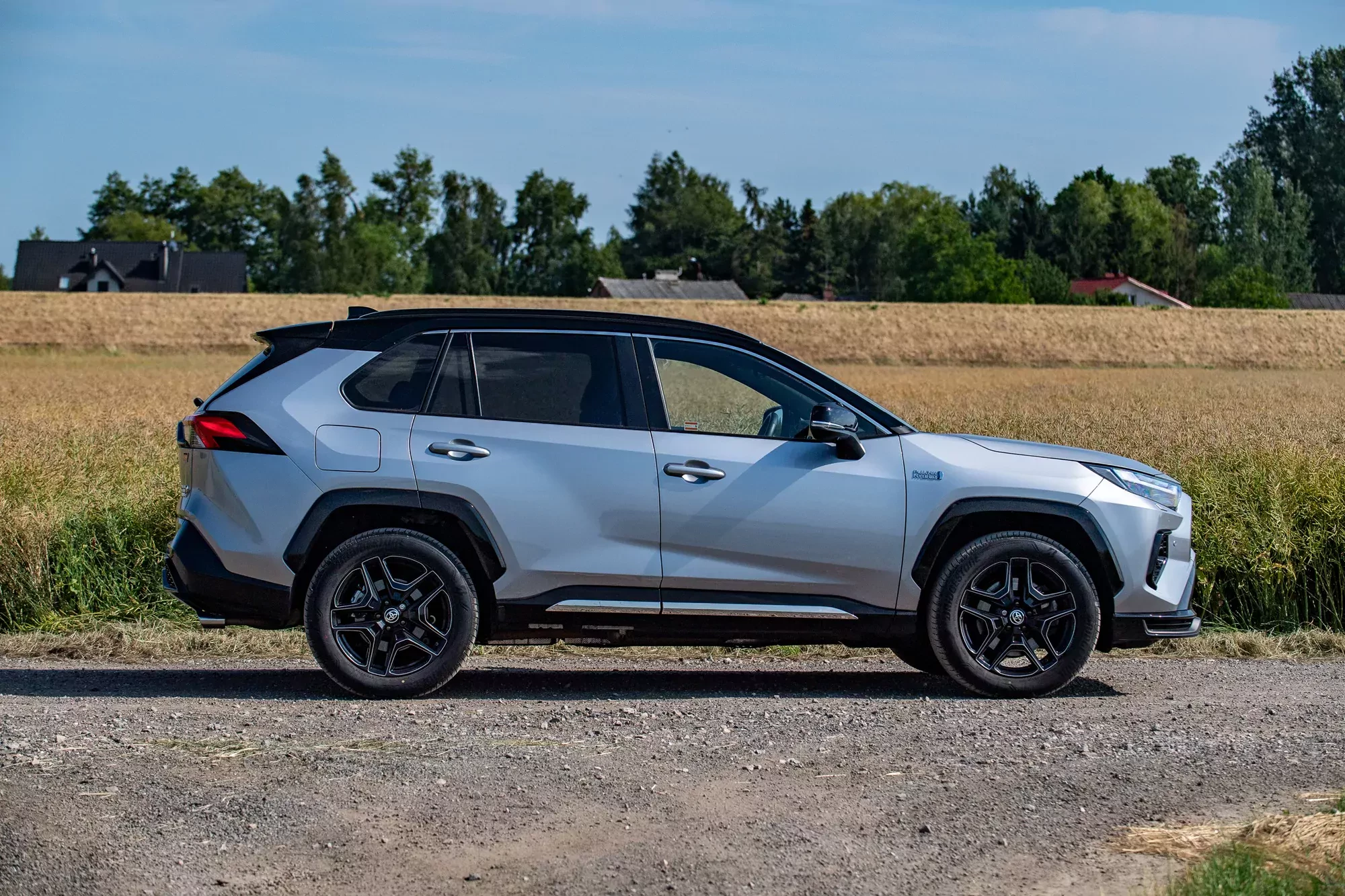 Jeżeli nowa Toyota RAV4 kosztuje tu 104 tys. zł, to jak ma się nie sprzedawać? Hybrydowy SUV jedzie po bestsellera