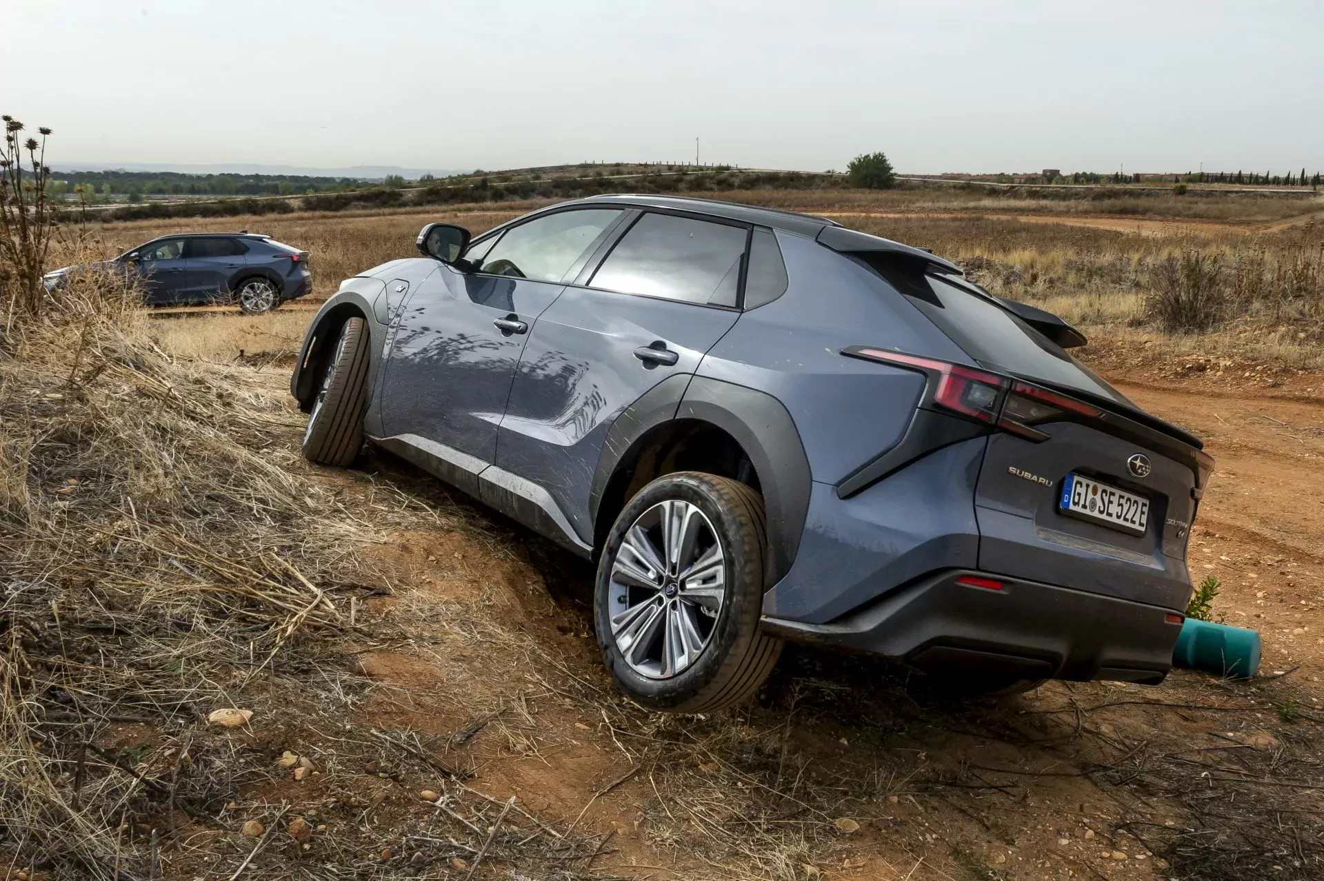 SUV Subaru Solterra silnik elektryczny zasięg ładowanie oceny opinie zalety Toyota