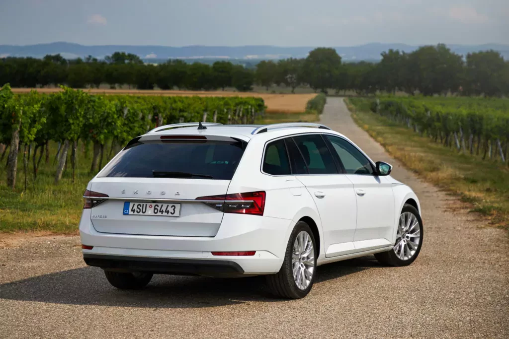 Skoda Superb silnik cena spalanie moc osiągi diesel benzyna trzecia generacja rocznik III opinie oceny zalety wady