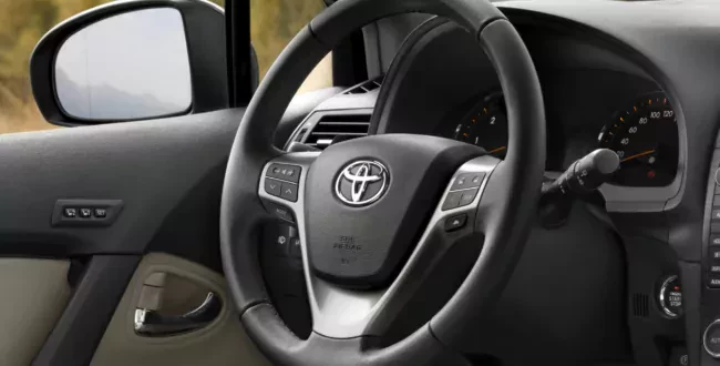 Toyota Avensis cena ceny używana opinie oceny wady zalety silniki spalanie moc osiagi