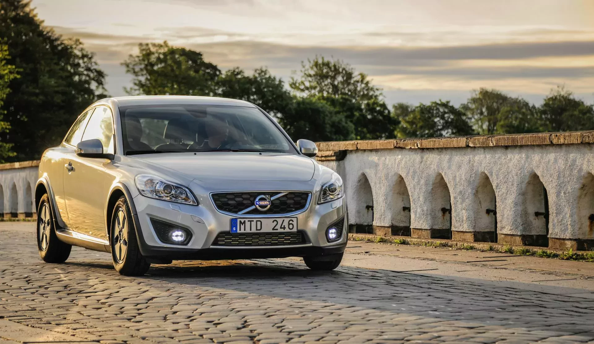 Volvo C30 silnik cena ceny benzyna diesel osiągi wytrzymałość bezpieczeństwo opinie oceny zalety wady