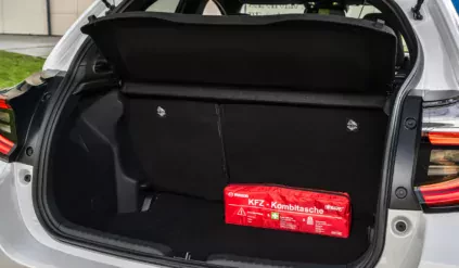 hybyrdowa Mazda 2 alternatywa Toyoty Yaris