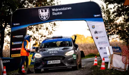 Safeciarz (sędzia zabezpieczenia) odbierający kartę drogową od pilota na mecie stop w Rajdzie Śląska 2024