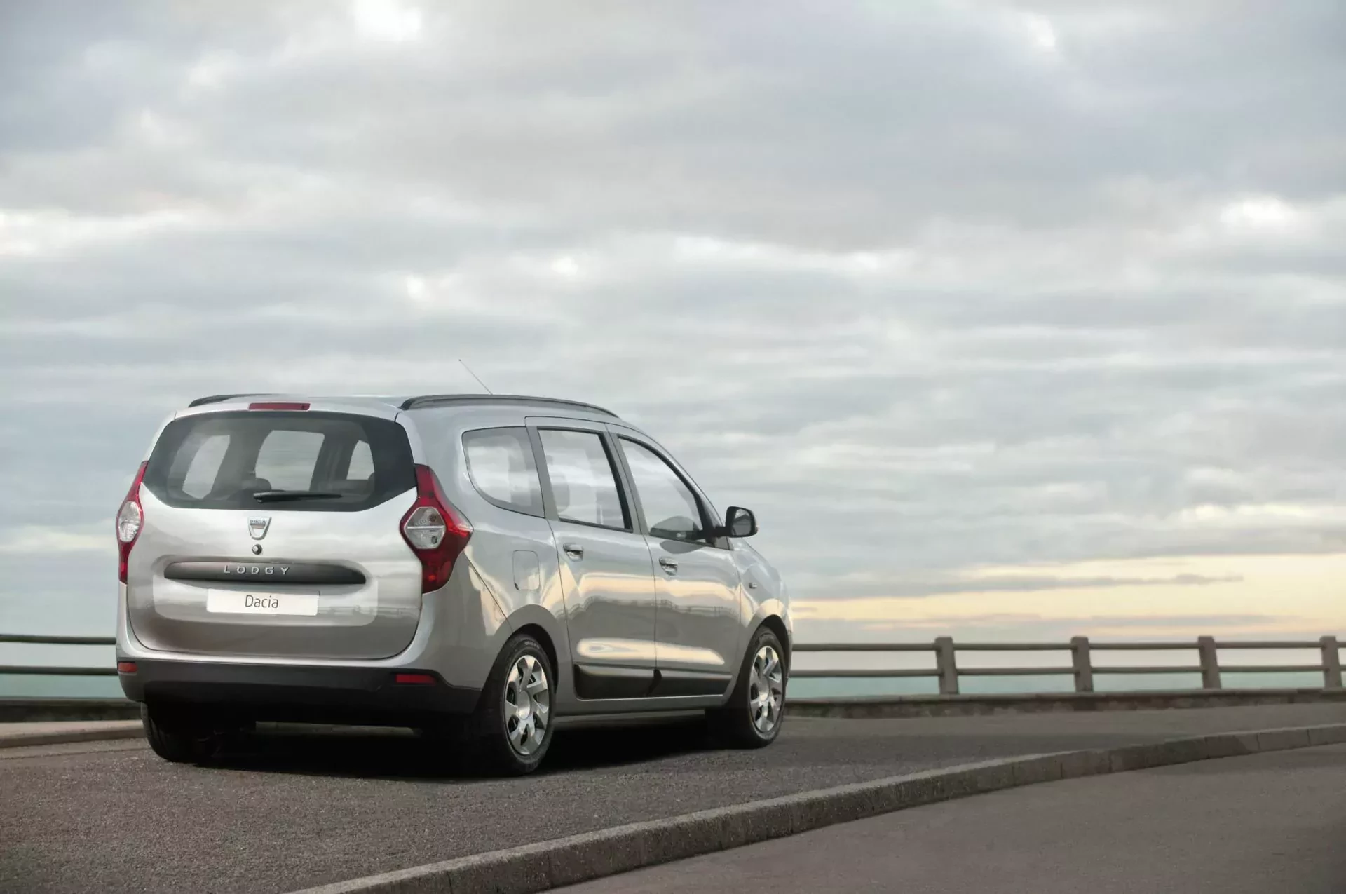 Dacia Lodgy minivan rodzinny samochód cena ceny używany opinie oceny zalety wady