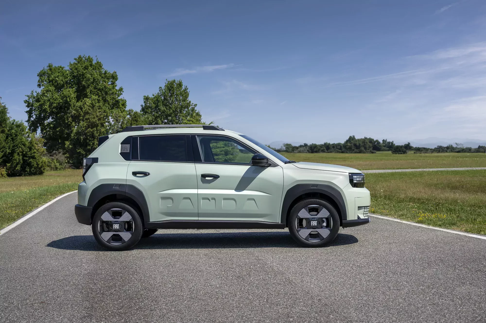 Do salonów z drzwiami wjeżdża spalinowy Fiat w manualu za 72 300 zł. Jest prawie jak SUV, a silnik pod maską to całkowicie polska produkcja