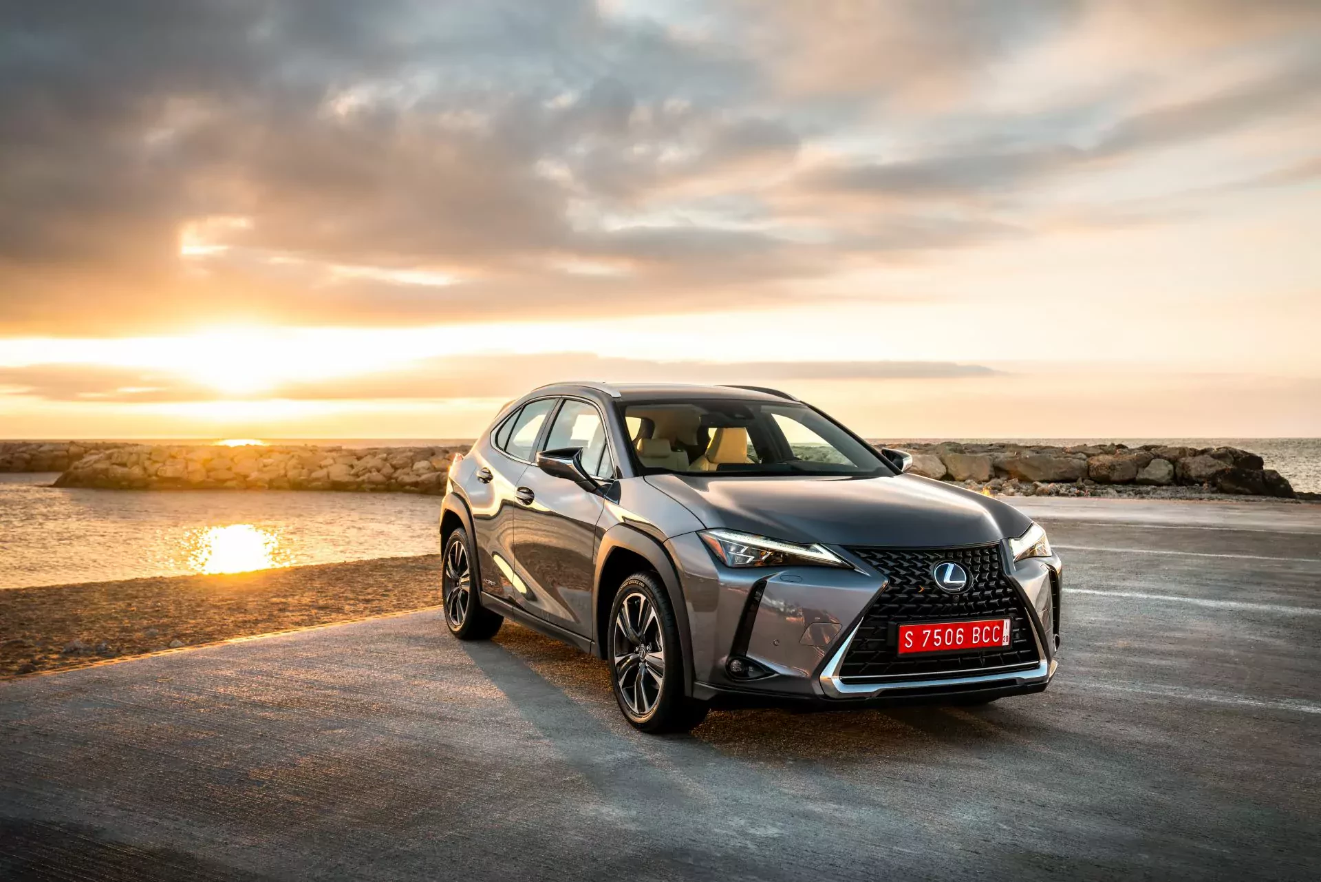 Lexus UX silnik cena spalanie moc osiagi benzyna hybryda elektryczny SUV crossover zalety wady oceny opinie