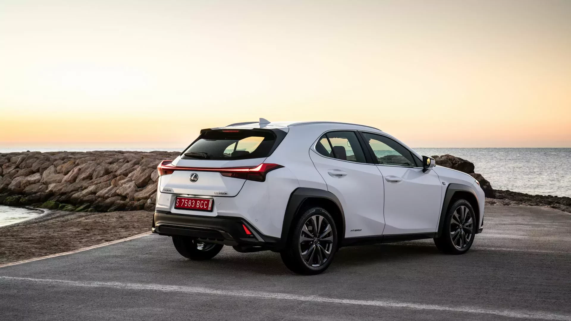 Lexus UX silnik cena spalanie moc osiagi benzyna hybryda elektryczny SUV crossover zalety wady oceny opinie