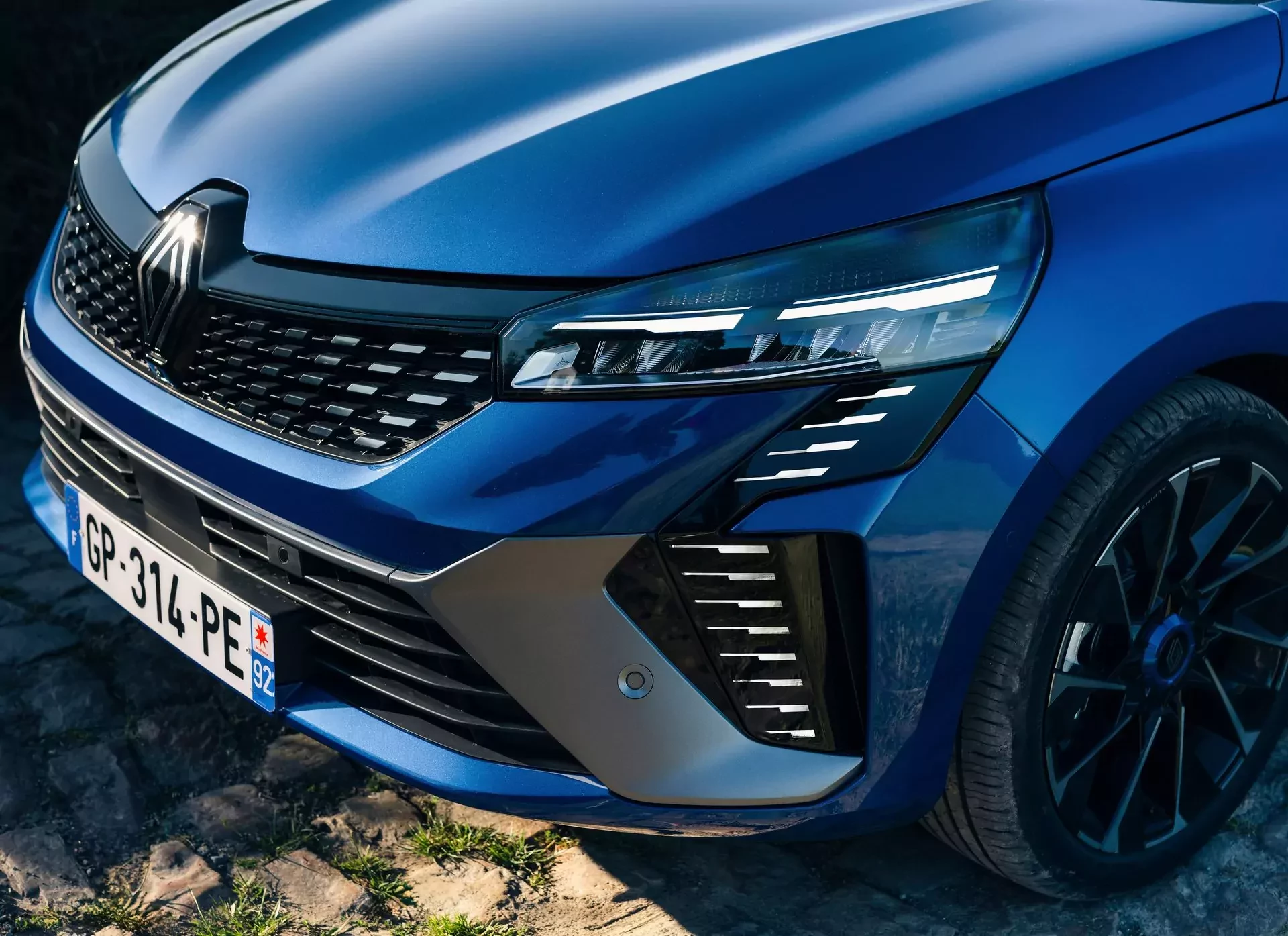 To Renault jest tu tak tanie, iż kupuje się je niemal jak kartofle, na wagę. Polskie salony przebiły ofertę, robiąc cenę 64 900 zł