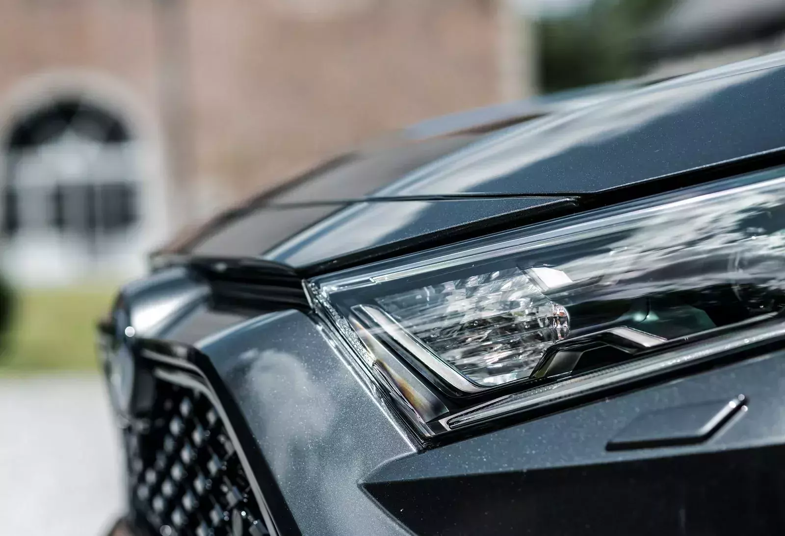 Ceny od 117 tys. zł za Toyotę RAV4 przemawiają tu tak, iż klientom nie trzeba dwa razy powtarzać. Konkurencja łapie zadyszkę już na starcie