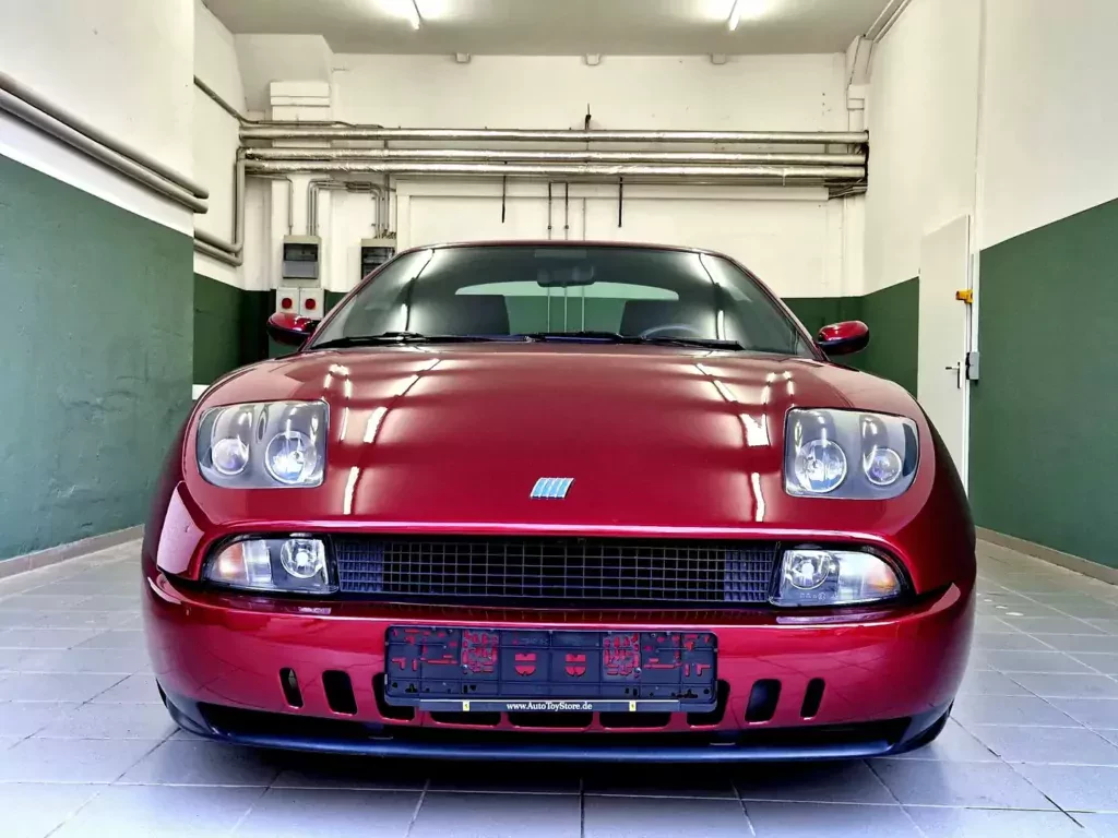 Fiat Coupé oferowany z przebiegiem niecałych 8 000 km to prawdziwa perełka. Stan jak nowy, świetne wyposażenie, aż żal go nie kupić