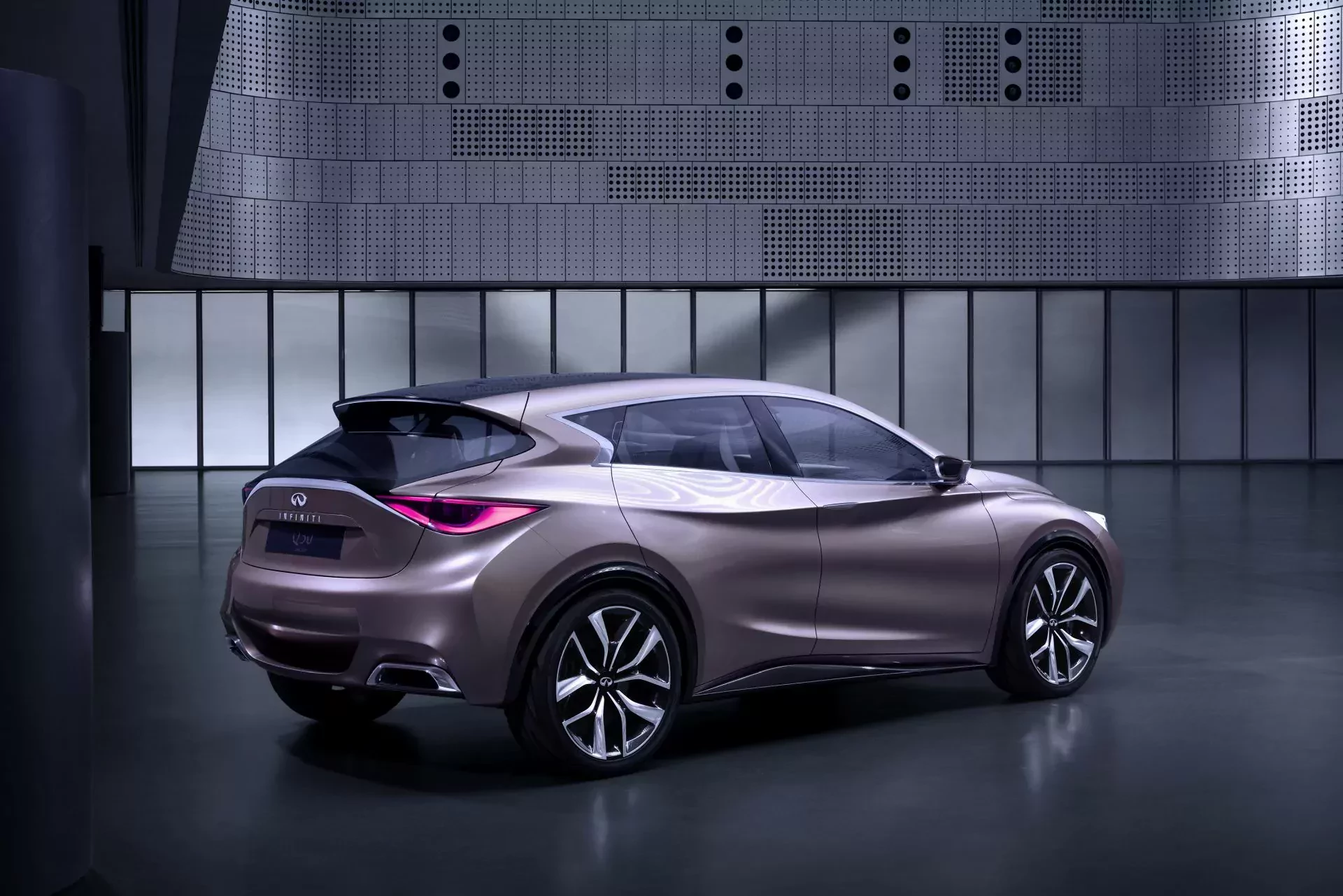 Infiniti Q30 silnik cena spalanie hatchback crossover moc osiągi ceny używane