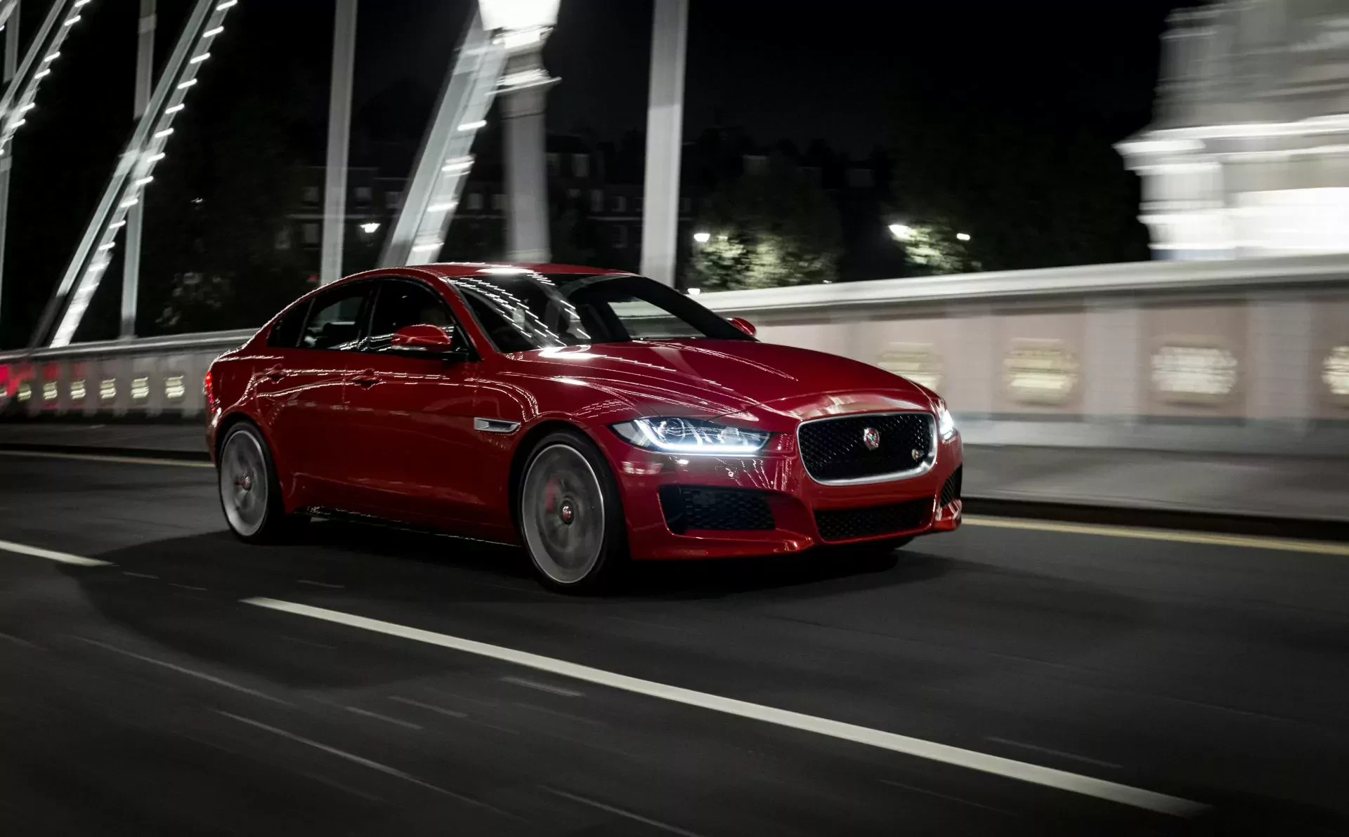 Prestiżowy Jaguar z dobrego rocznika w takiej cenie to chyba żart. Polacy od razu wyczuli okazję