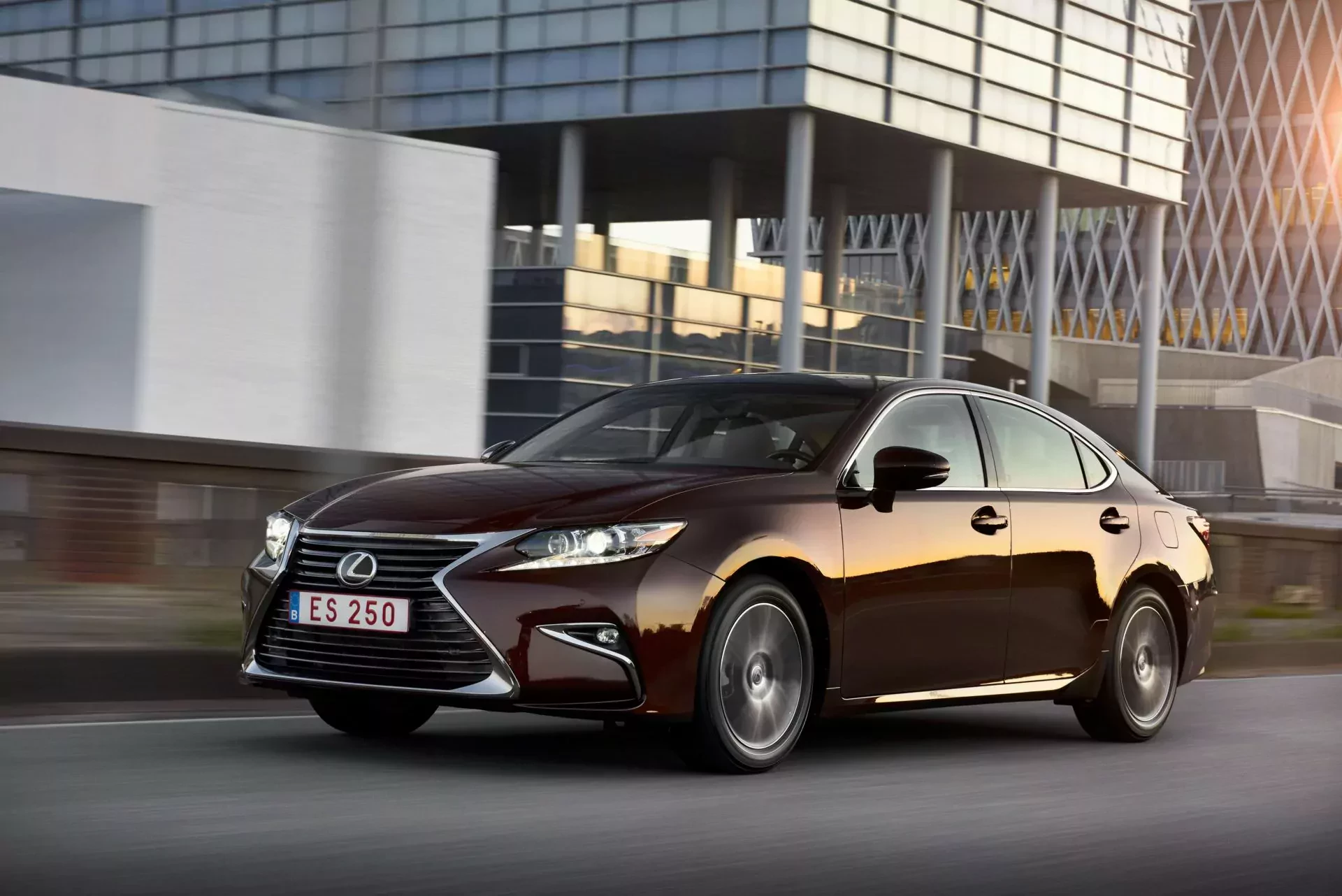 Lexus ES luksusowa limuzyna sedan komfort wyposażenie opinie oceny zalety wady cena ceny