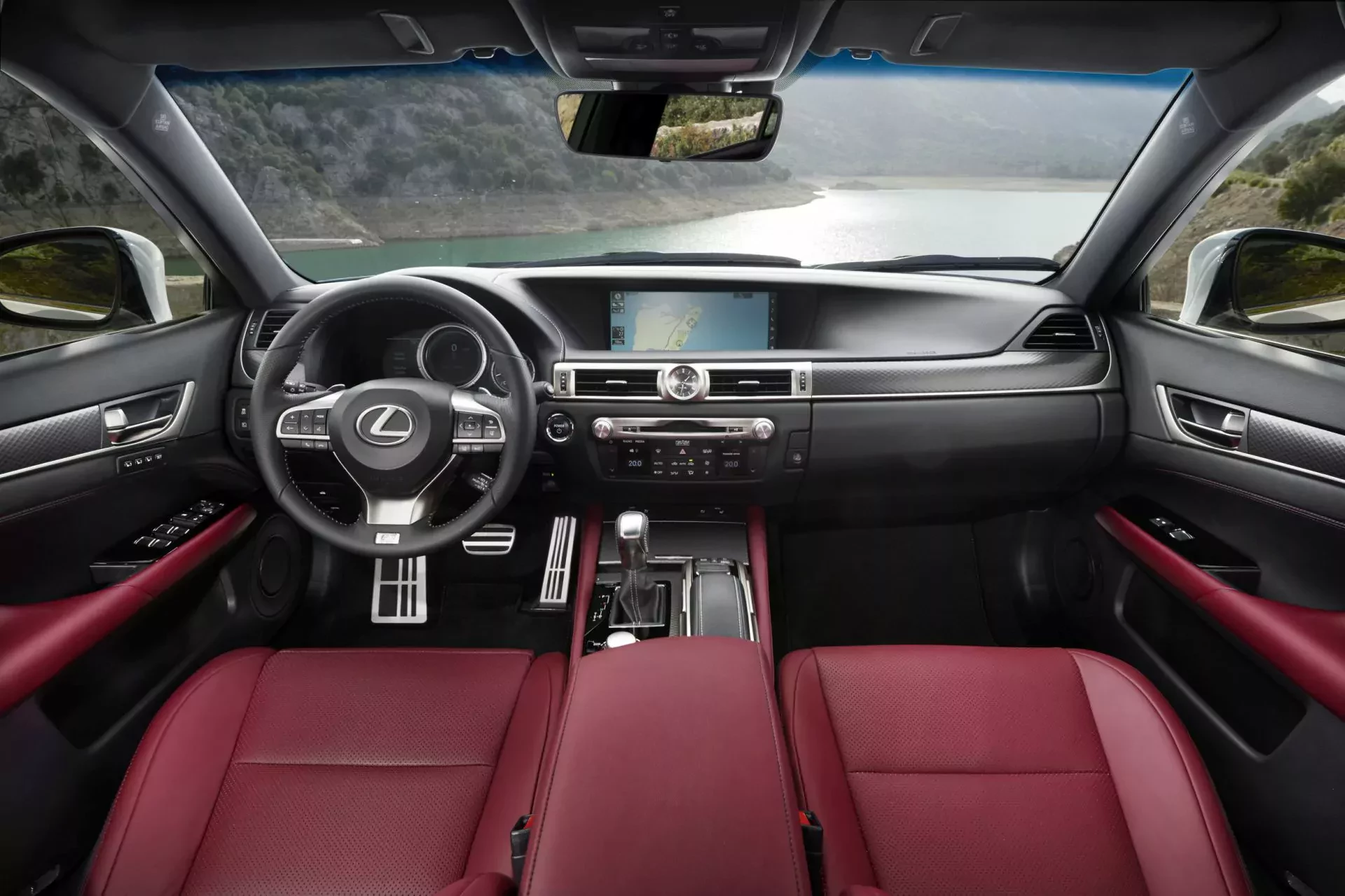 Sportowy sedan od razu przyciąga wzrok. Ten Lexus ma potężny silnik i komfortowe wnętrze