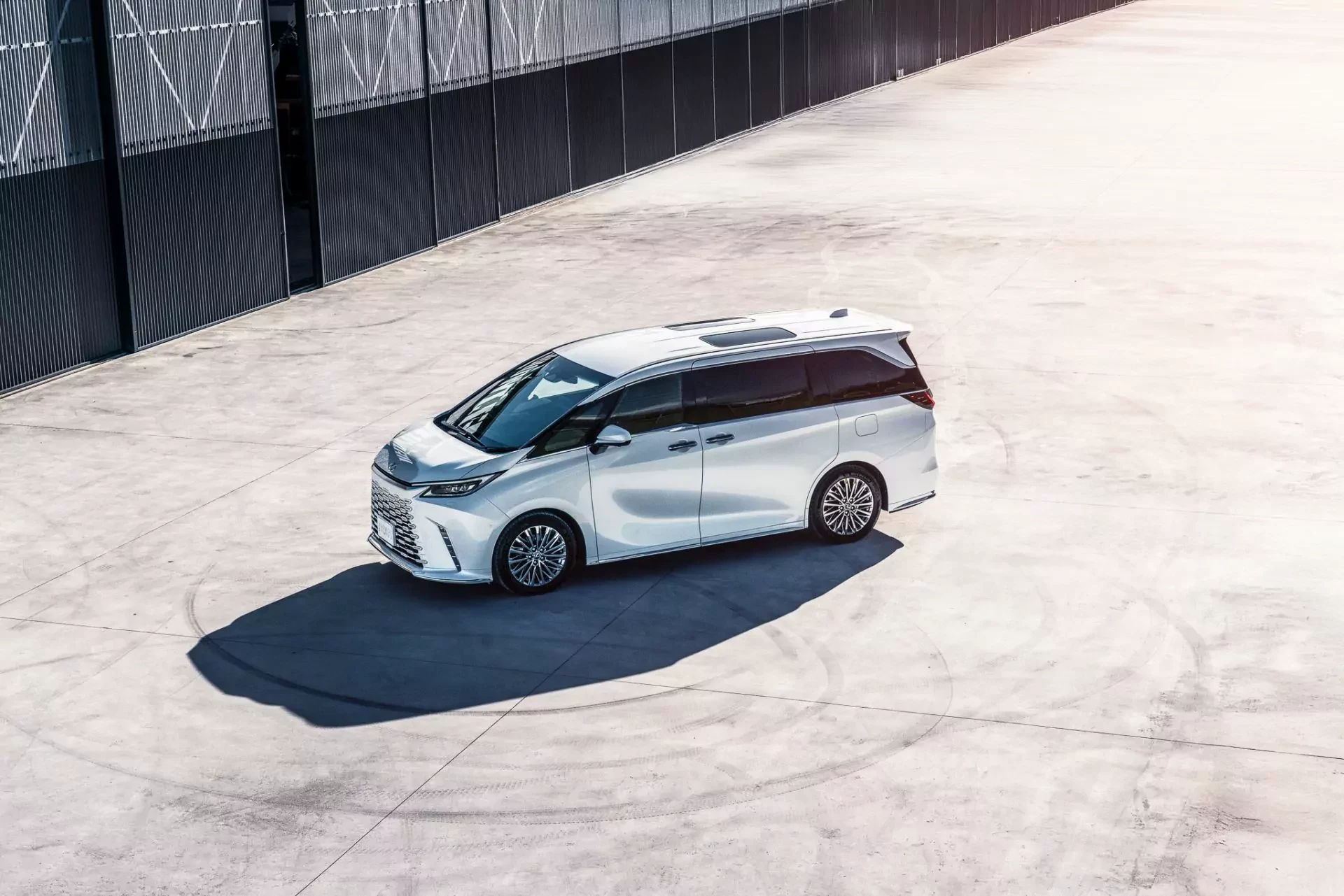 Lexus LM silnik cena ceny nowy używany opinie wyposażenie komfort hybryda moc oceny zalety wady