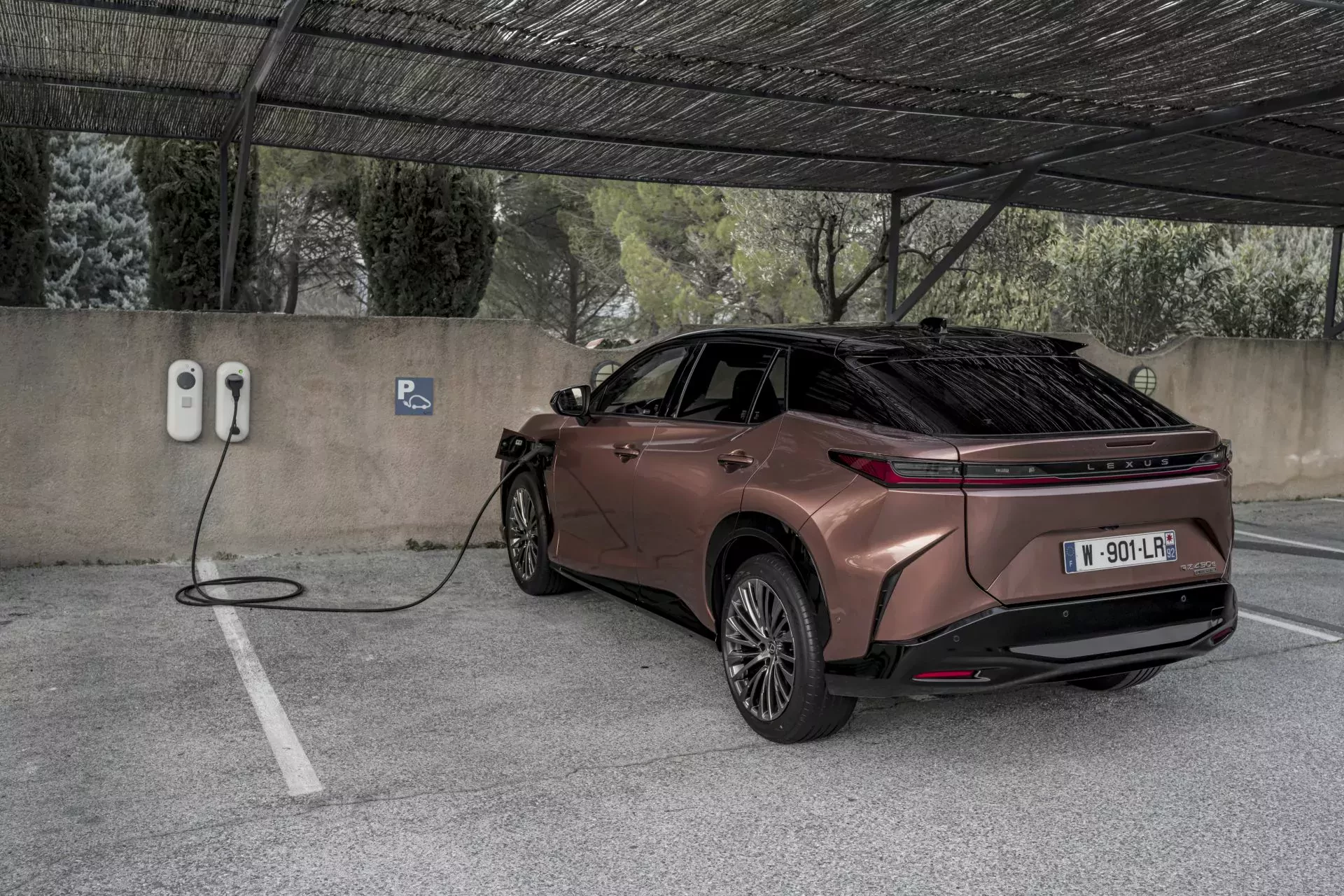 Lexus RZ SUV silnik cena elektryczny ceny nowy ładowanie czas bateria zasięg