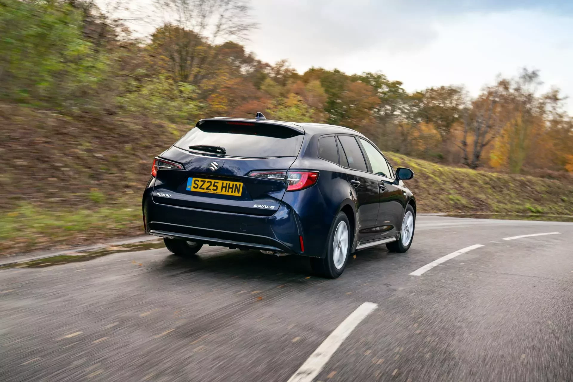 Suzuki Swace Toyota Corolla hybryda silnik cena ceny używana nowa