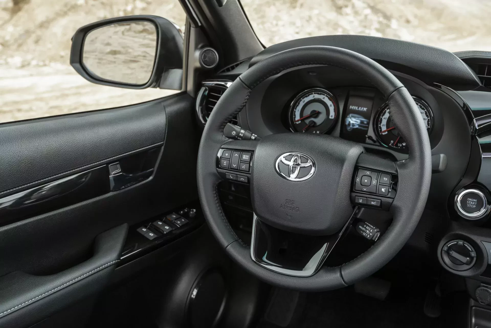 Ta Toyota wyznacza trendy na rynku. Wiele osób marzy o tym, aby ją kupić. Cena jest dziś niższa
