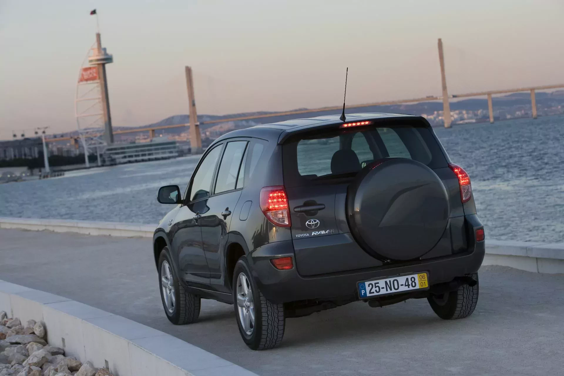 Toyota RAV4 SUV używana tanio III silnik moc cena ceny spalanie osiągi zalety wady opinie oceny napęd