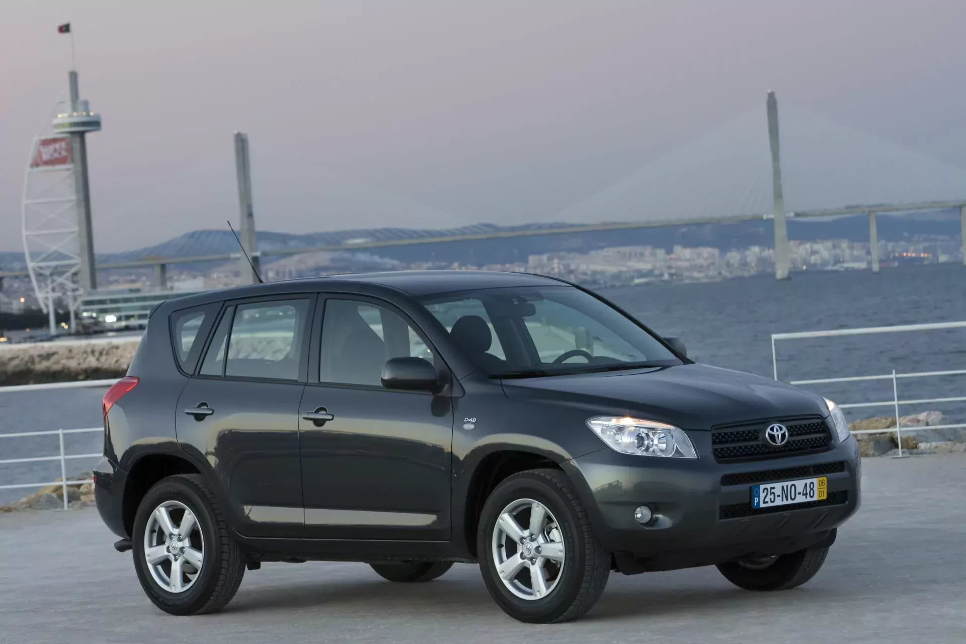 Toyota RAV4 SUV używana tanio III silnik moc cena ceny spalanie osiągi zalety wady opinie oceny napęd