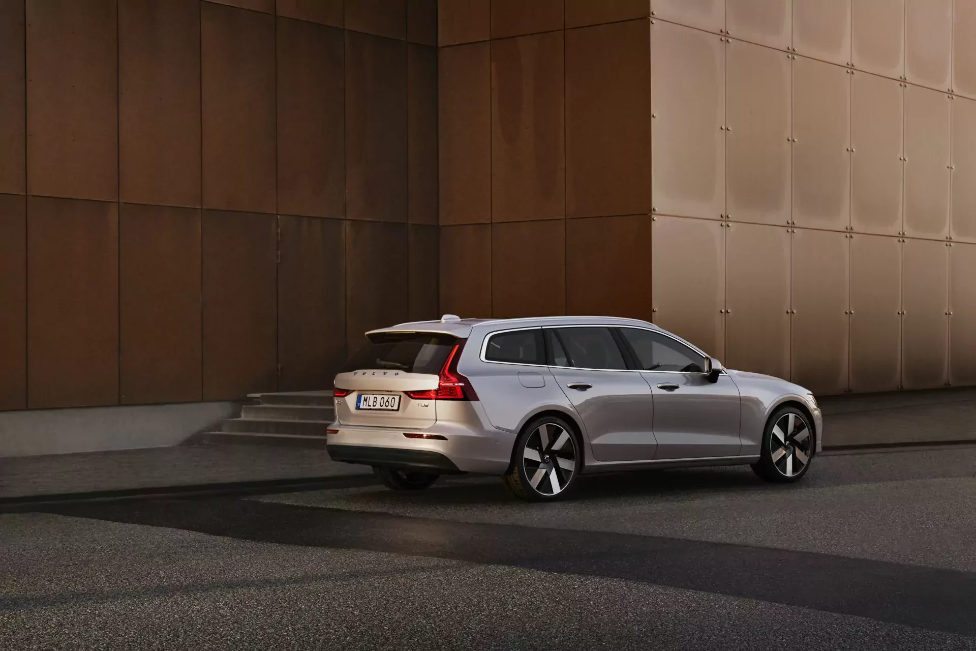 Volvo V60 rodzinne kombi nowe używane cena ceny silnik spalanie opinie oceny zalety