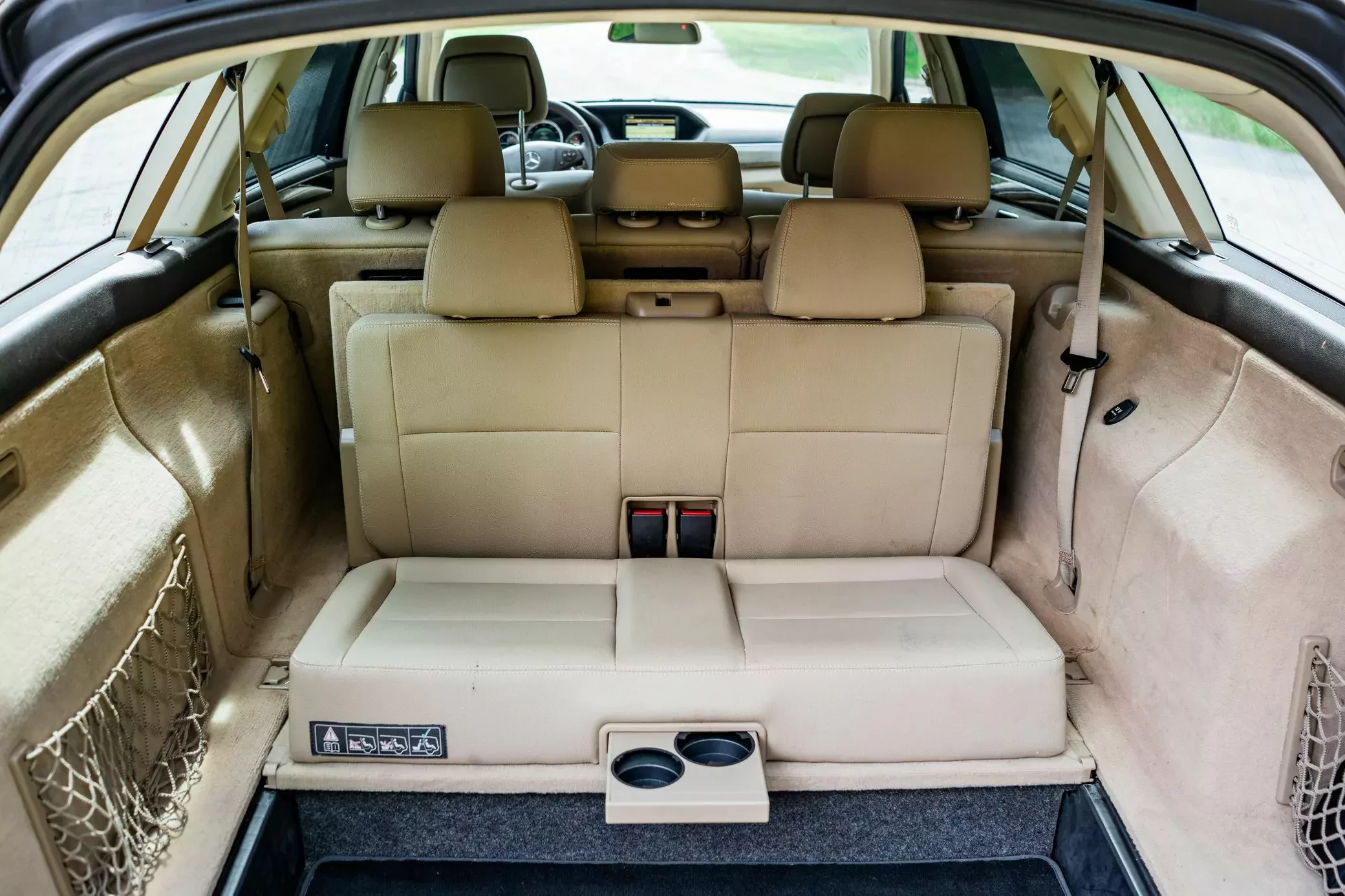 7-miejscowe kombi od Mercedesa za jedyne 35 000 złotych. Ma 3,5-litrowy silnik V6 i moc 270 KM