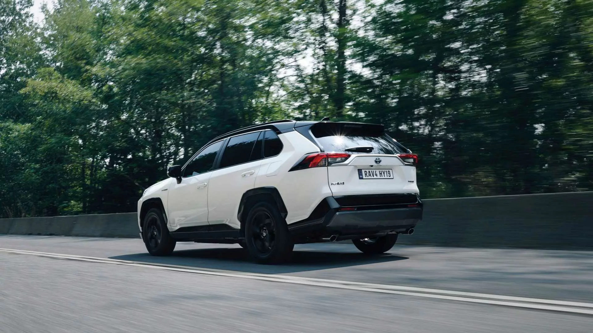 Toyota torturuje tu konkurencję, wyprzedając RAV4 od 102 tys. zł. Dotychczasowy bestseller znowu jest liczony na deskach