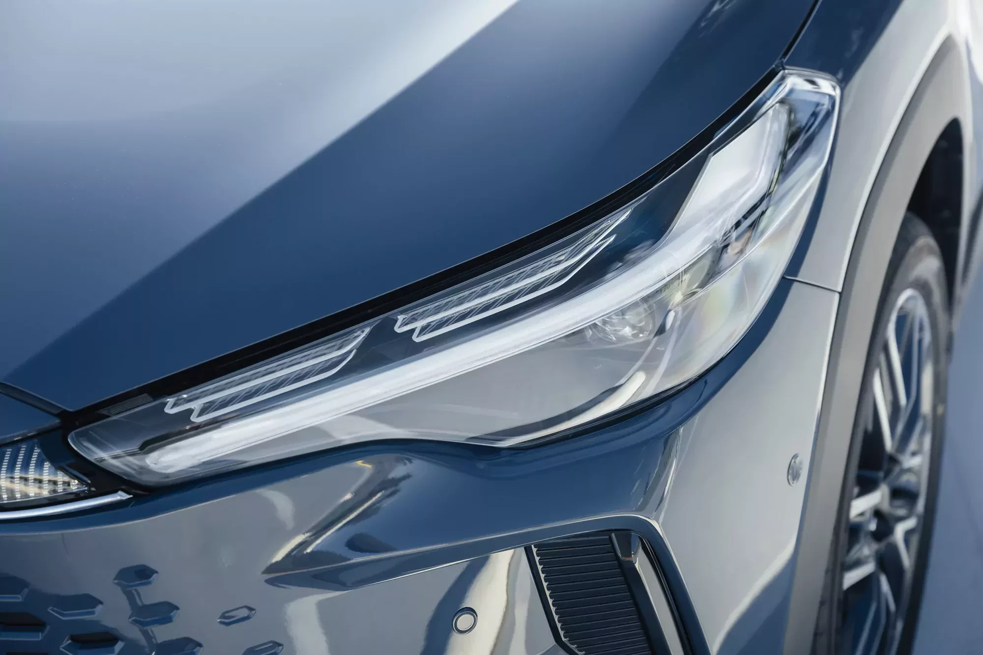 Tańsza alternatywa Toyoty RAV4 robi tu coraz większą furorę. Japoński SUV kosztuje mniej choćby od hybrydowej Kia Sportage
