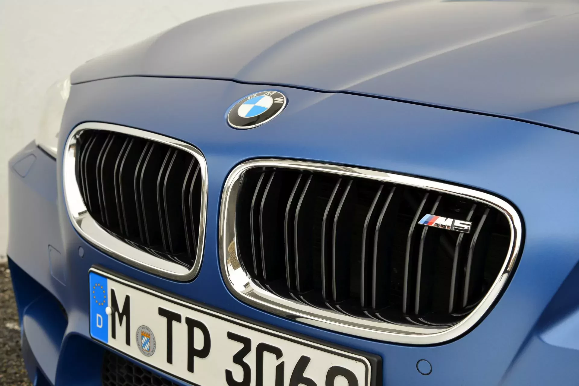 Kultowe BMW M5 w niższej cenie. Pod maską ma 5-litrowe V10 o mocy 507 koni mechanicznych