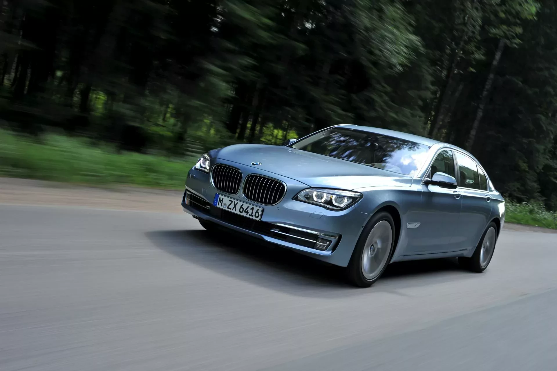 BMW Serii 7 piąta generacja F01 silnik moc osiągi spalanie przyspieszenie opinie oceny zalety wady wyposażenie