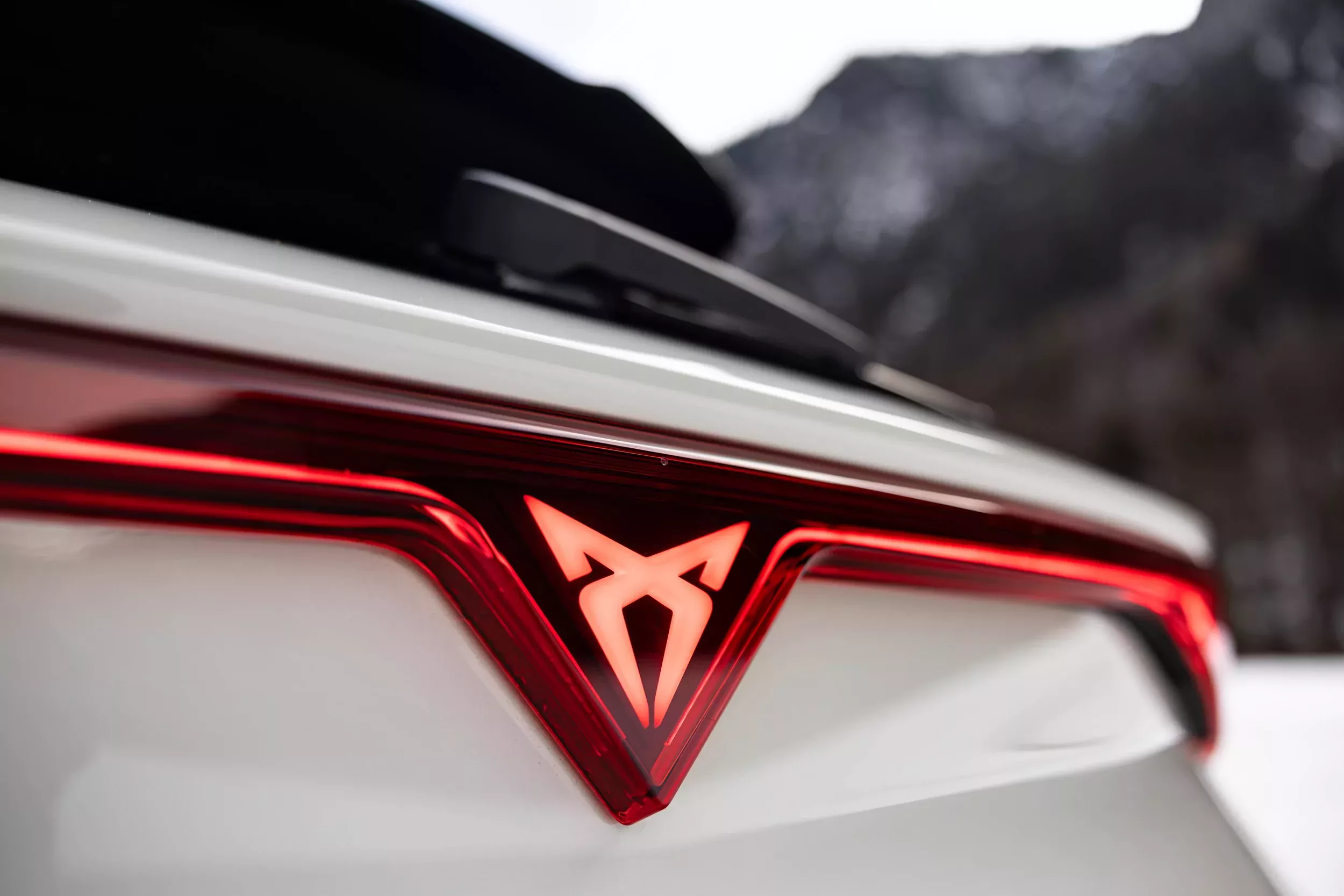 Cupra pozwala poczuć Polakom prestiż w cenie poniżej VW Golfa. jeżeli liczy się euforia z jazdy to niepowtarzalna okazja