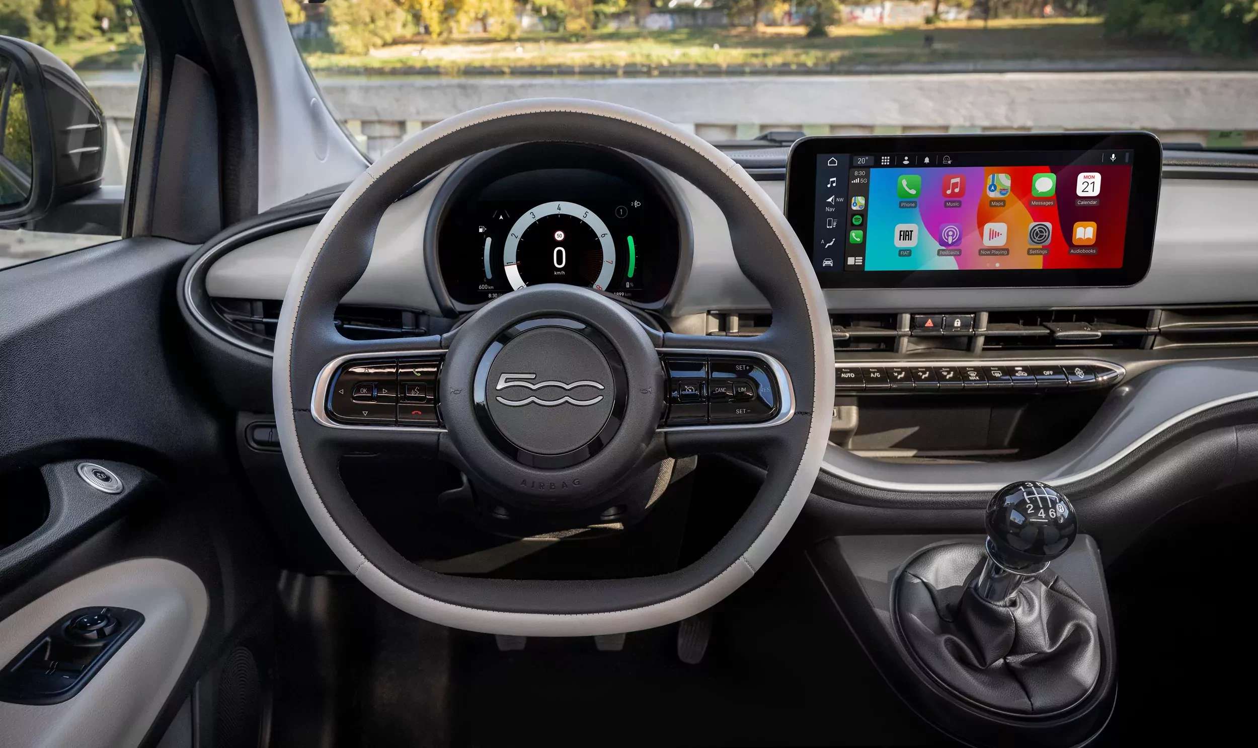 Fiat 500 Hybrid wnętrze