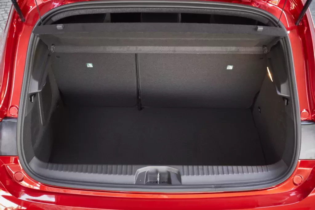 Jest japoński jak Toyota i za 23 zł przejedzie 100 km. Z ceną poniżej 84 000 zł za najbogatszą wersję aż żal go nie kupić