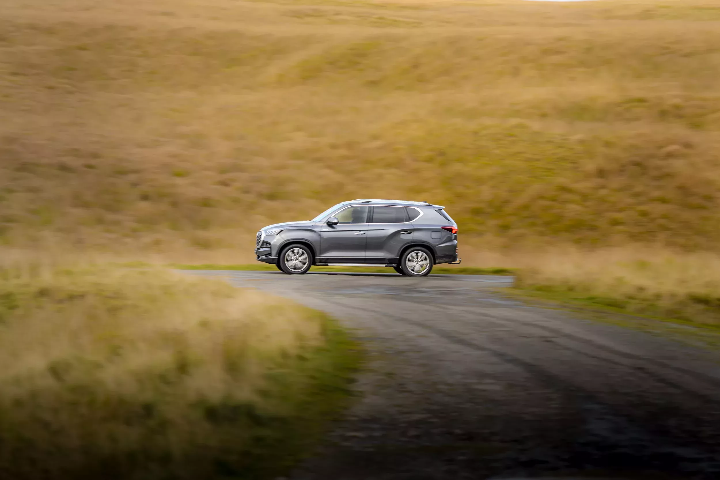 KGM Rexton SUV MY2025 kontra Toyota Land Cruiser, ceny, specyfikacja