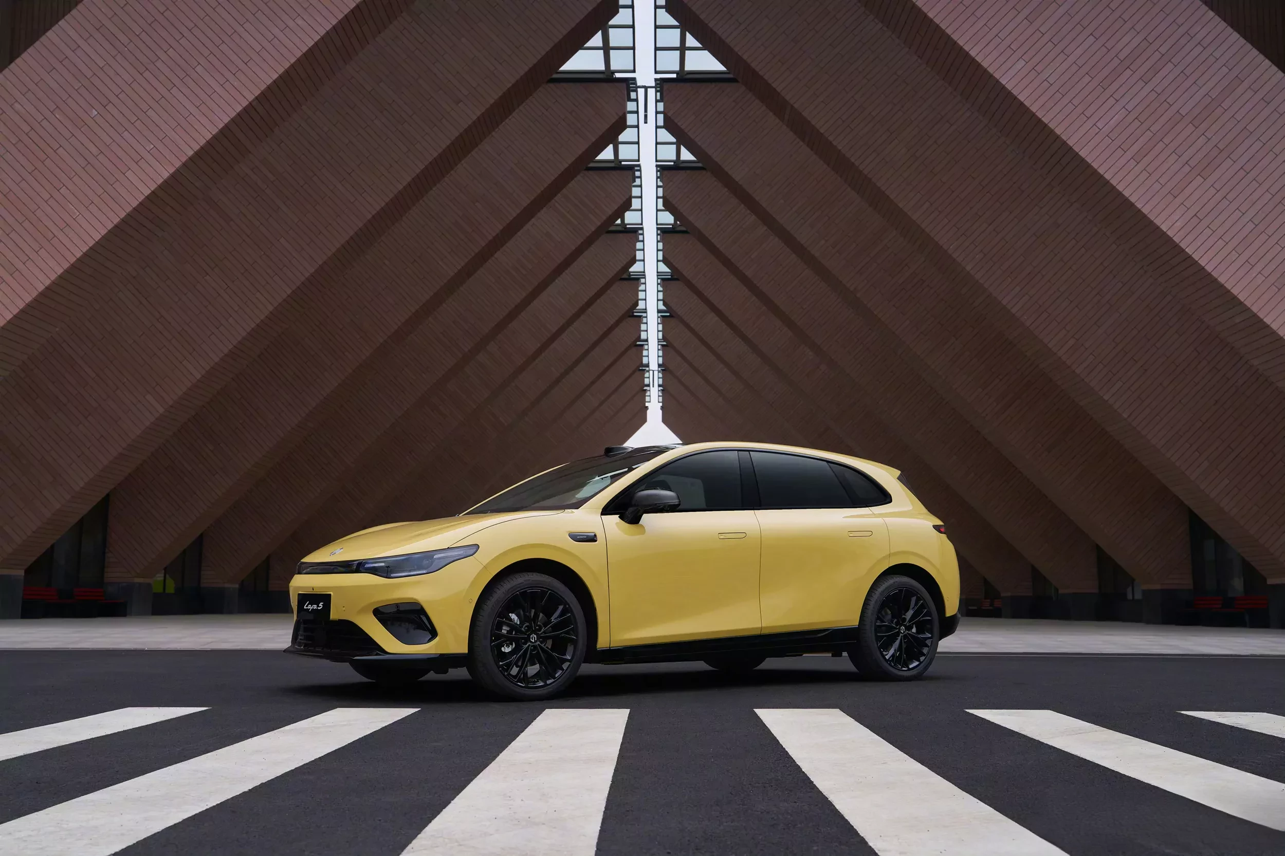 Leapmotor B05 sieje zamęt pierwszą specyfikacją. Z ceną dla wszystkich w segmencie C nie będzie miał wielu rywali