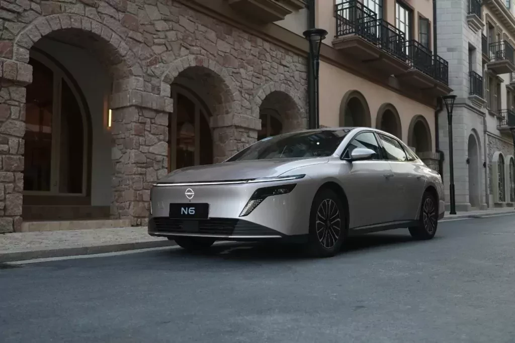 Pierwszy Nissan z wtyczką kradnie scenę rywalom. Z imponującym zasięgiem na samym prądzie i zużyciem zapalniczki ma szansę na tytuł bestsellera