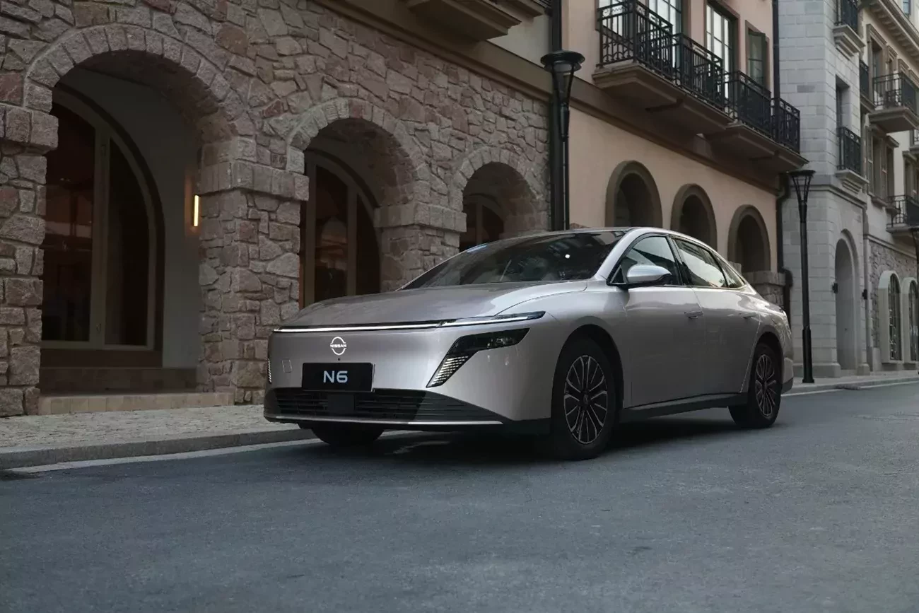 Pierwszy Nissan z wtyczką kradnie scenę rywalom. Z imponującym zasięgiem na samym prądzie i zużyciem zapalniczki ma szansę na tytuł bestsellera