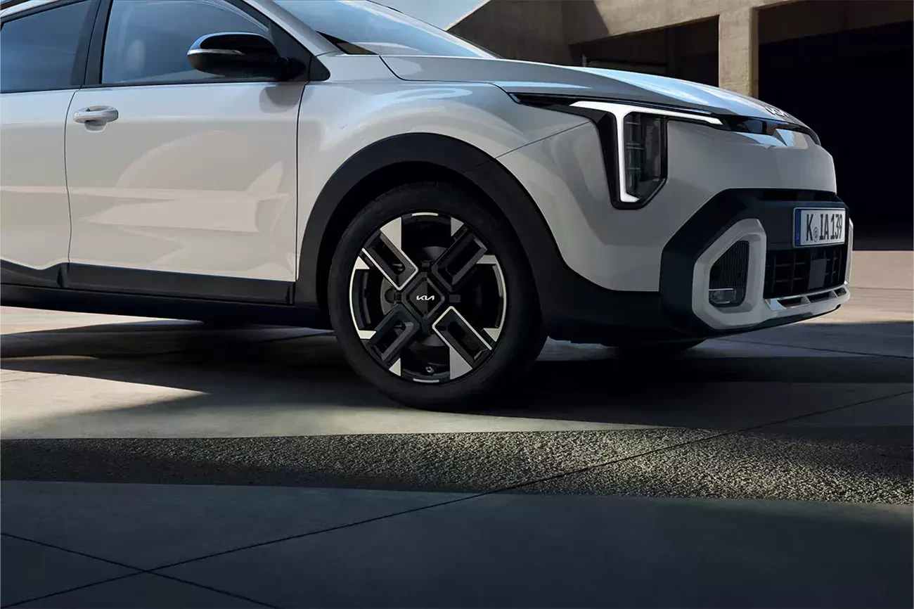 Nowa KIA odciągnie klientów od salonów Seata i Skody. Przybywa ulepszona we wszystkim i z chińską ceną poniżej 80 000 zł
